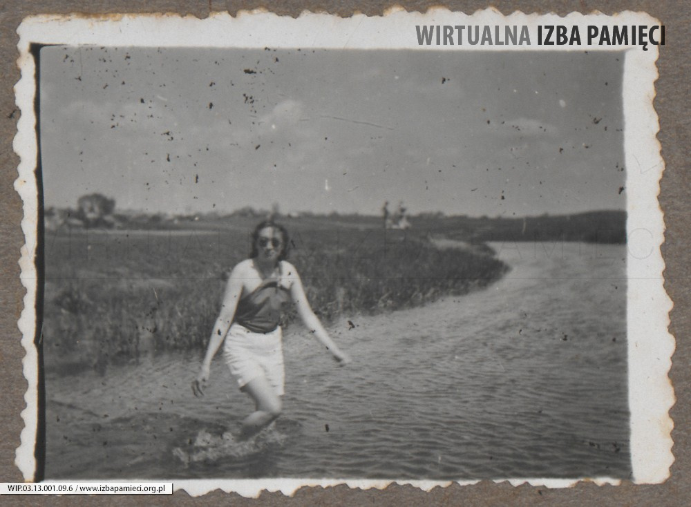 1948. Lubaczów. Maria Gutowska nad wodą.