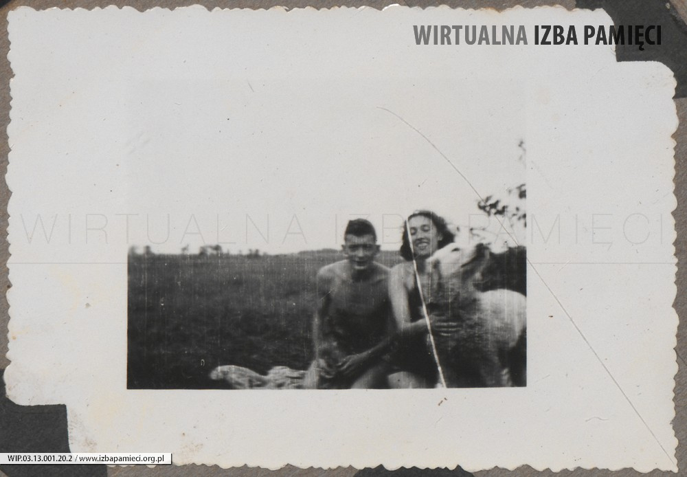 Lata 50. XX w. Lubaczów. Roman i Maria Gutowscy z psem.