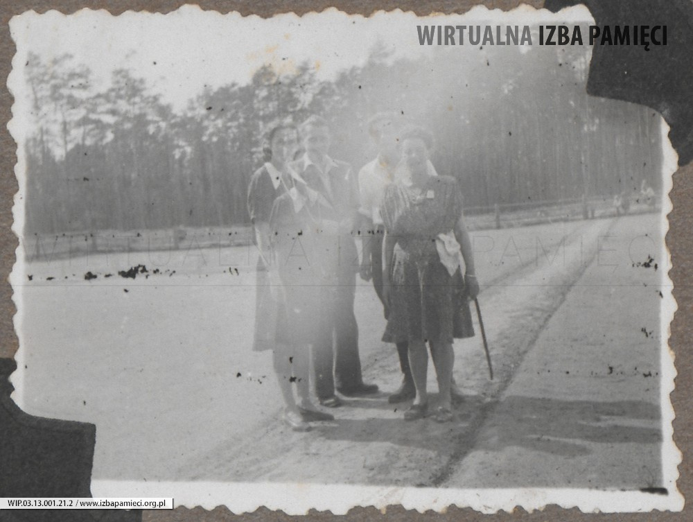 Lata 40. XX w. Lubaczów. Maria Ruebenbauer (pierwsza z lewej) z grupą osób.