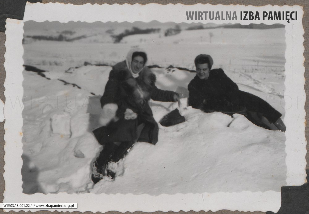 1948. Lubaczów. Maria Gutowska na śniegu. 