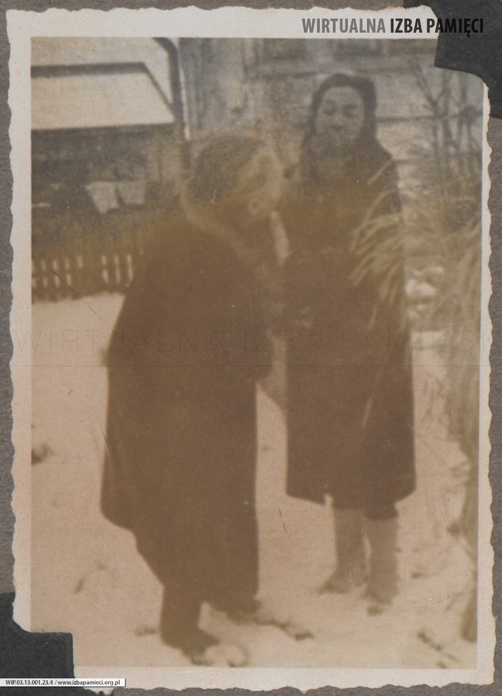 1948. Lubaczów. Józefa Ruebenbauer (z lewej) i Maria Gutowska.