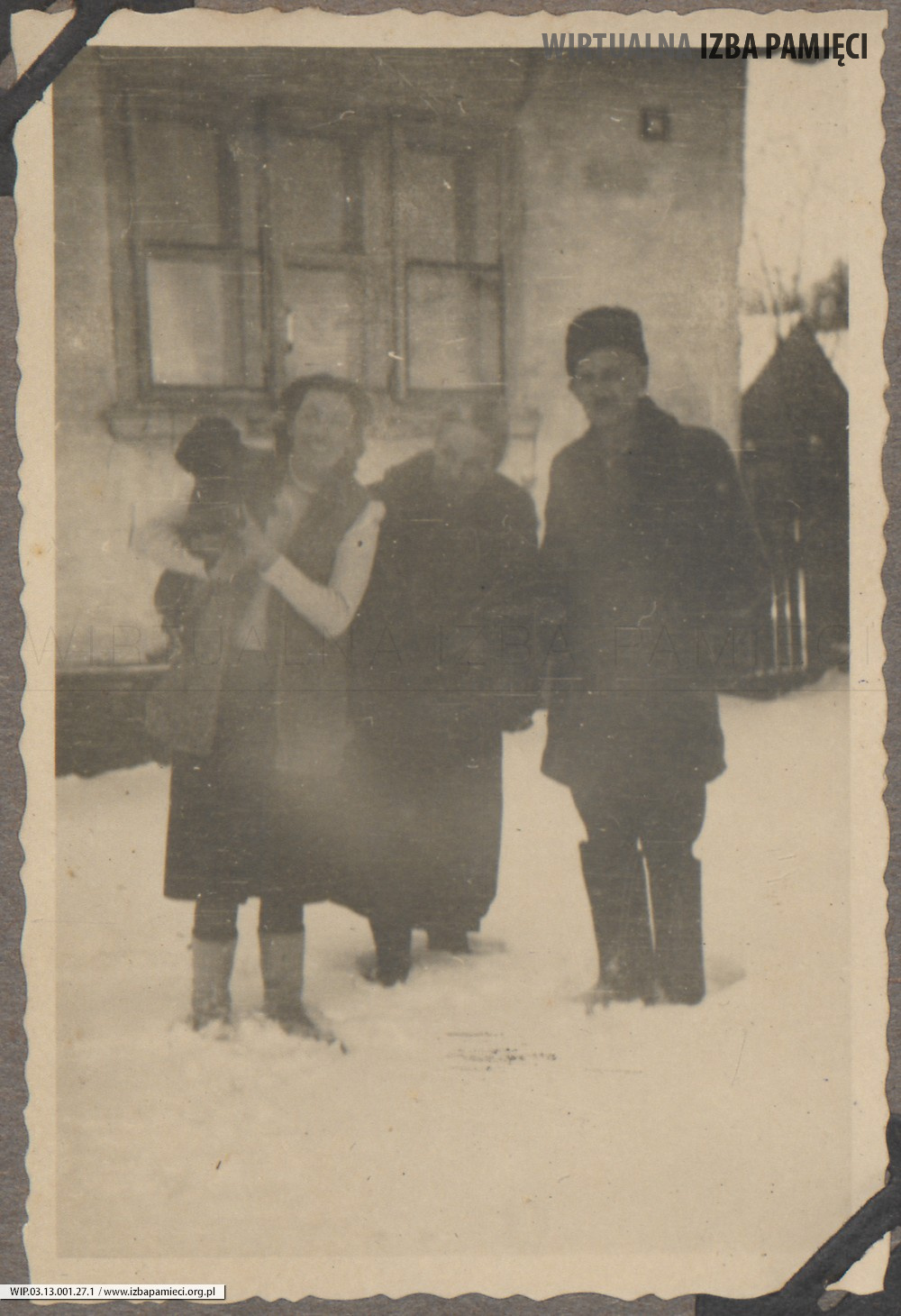 1948. Lubaczów. Maria Gutowska (z lewej) z rodzicami: Józefą i Władysławem Ruebenbauer przed domem.