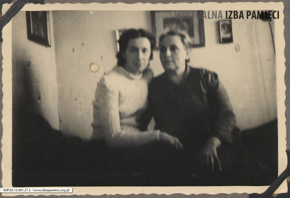 1948. Lubaczów. Maria Gutowska z mamą - Józefą Ruebenbauer.