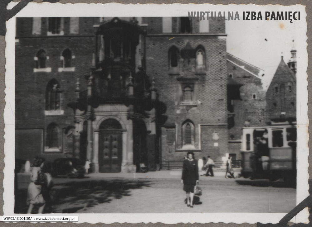 1948. Kraków. Maria Gutowska przed kościołem.