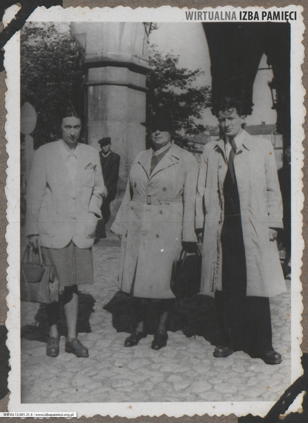 1948. Kraków. Maria i Roman Gutowscy z Józefą Ruebenbauer (w środku) w Krakowie.