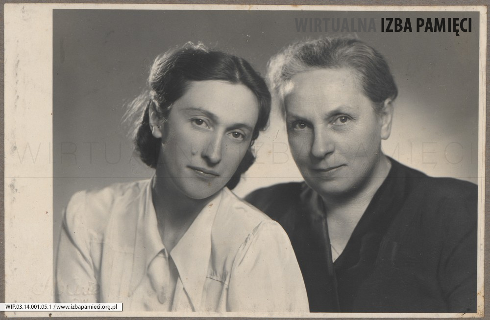 1948. Lubaczów. Maria Gutowska (z lewej) z matką Józefą Ruebenbauer.