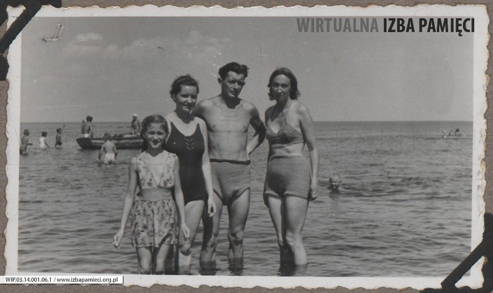1948. Sopot. Maria Gutowska z mężem Romanem na wakacjach nad morzem.
