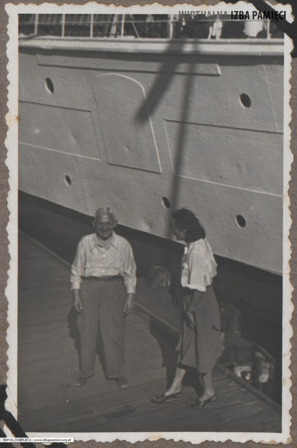 1948. Sopot. Maria Gutowska na tle statku.