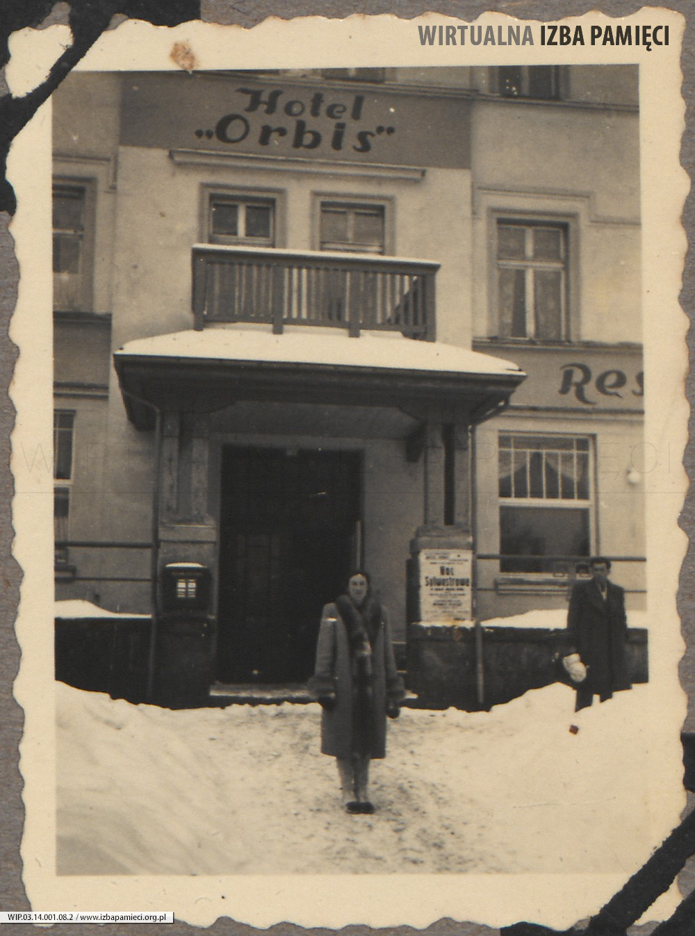 1948. Zakopane. Maria Gutowska przed hotelem 