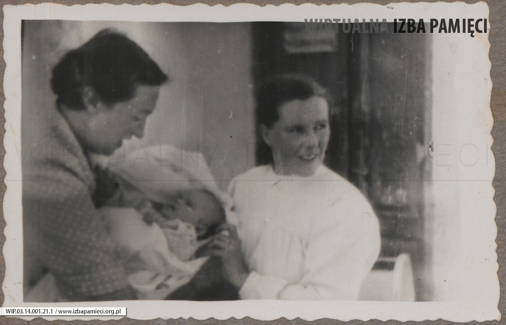 1950. Fotografia kobiet z dzieckiem.