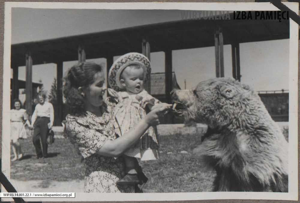 1950. Fotografia kobiety z dzieckiem.