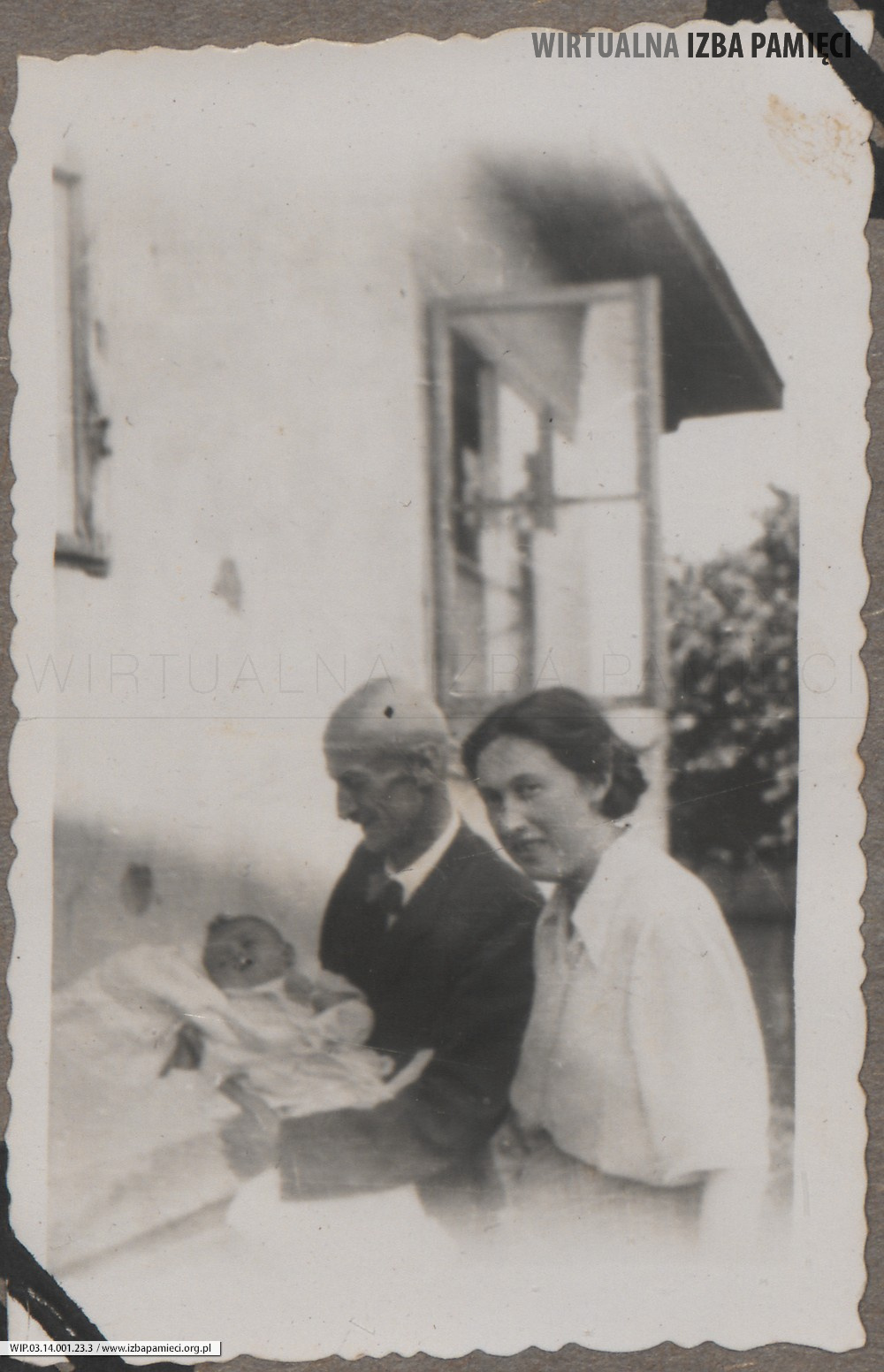 1949. Lubaczów. Maria Gutowska ze swoim ojcem Władysławem Ruebenbauerem i córeczką Barbarą.