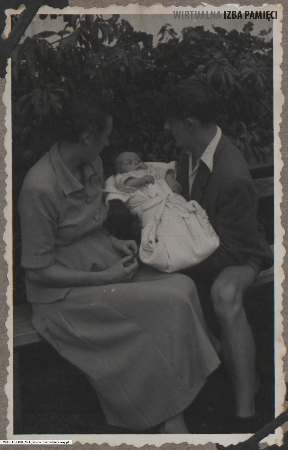 1949. Lubaczów. Maria i Roman Gutowscy z córką Barbarą.