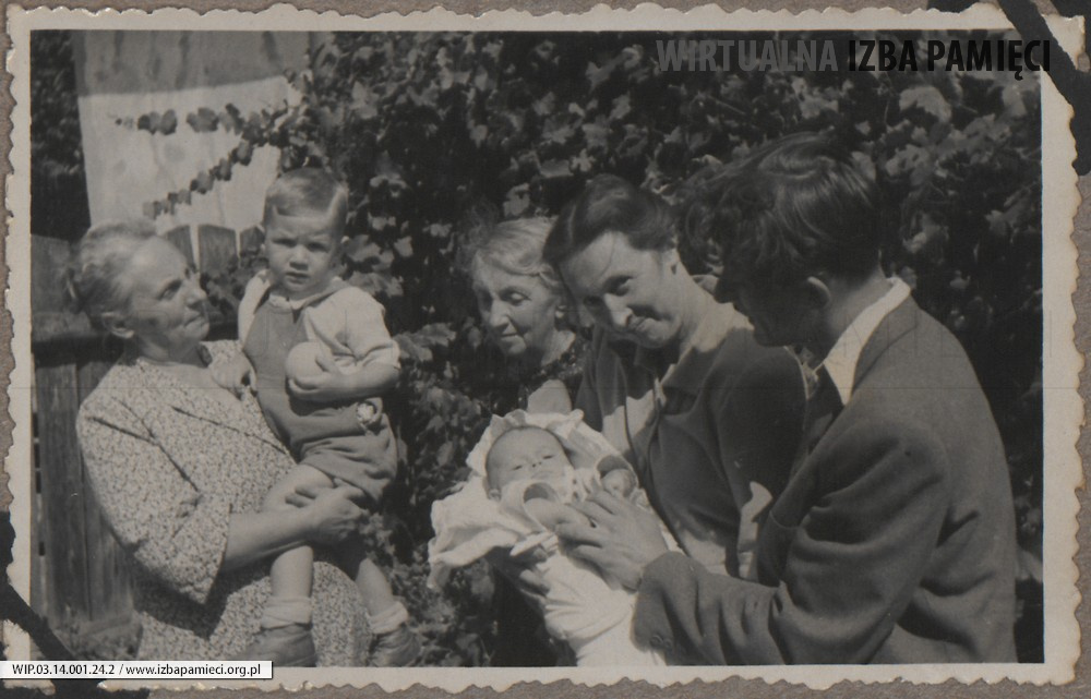 1949. Lubaczów. Fotografia rodzinna. Józefa Ruebenbauer trzymająca na ręku wnuka Wojciecha Ruebenbuera, obok Maria Kruszyńska - matka Józefy Ruebenbauer, następnie Maria Gutowska z córeczką Barbarą i Roman Gutowski.
