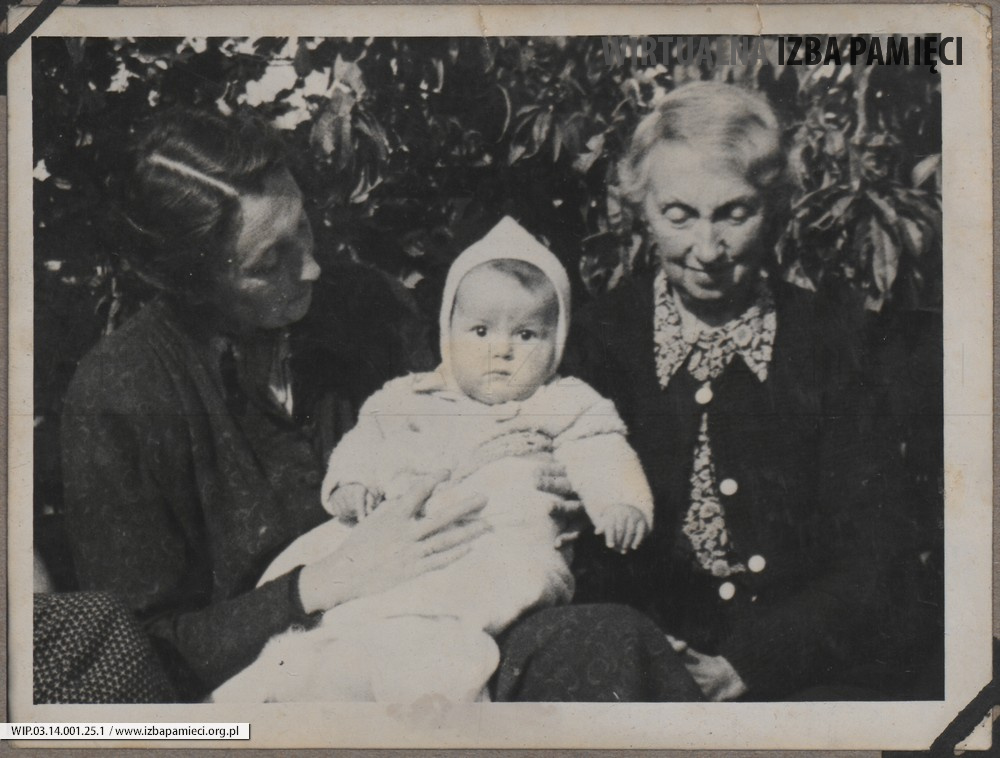 1949. Lubaczów. Maria Gutowska z córeczką Barbarą, obok Maria Kruszyńska.