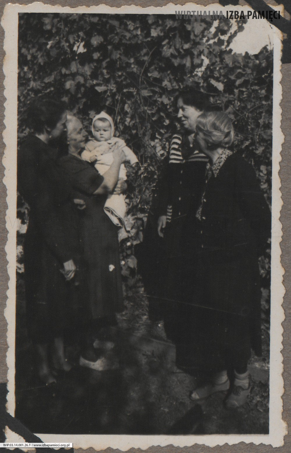 1949. Lubaczów. Od lewej: Maria Gutowska, Józefa Ruebenbauer trzymająca na ręku wnuczkę Barbarę Gutowską, obok Eugenia Kruszyńska i Maria Kruszyńska.