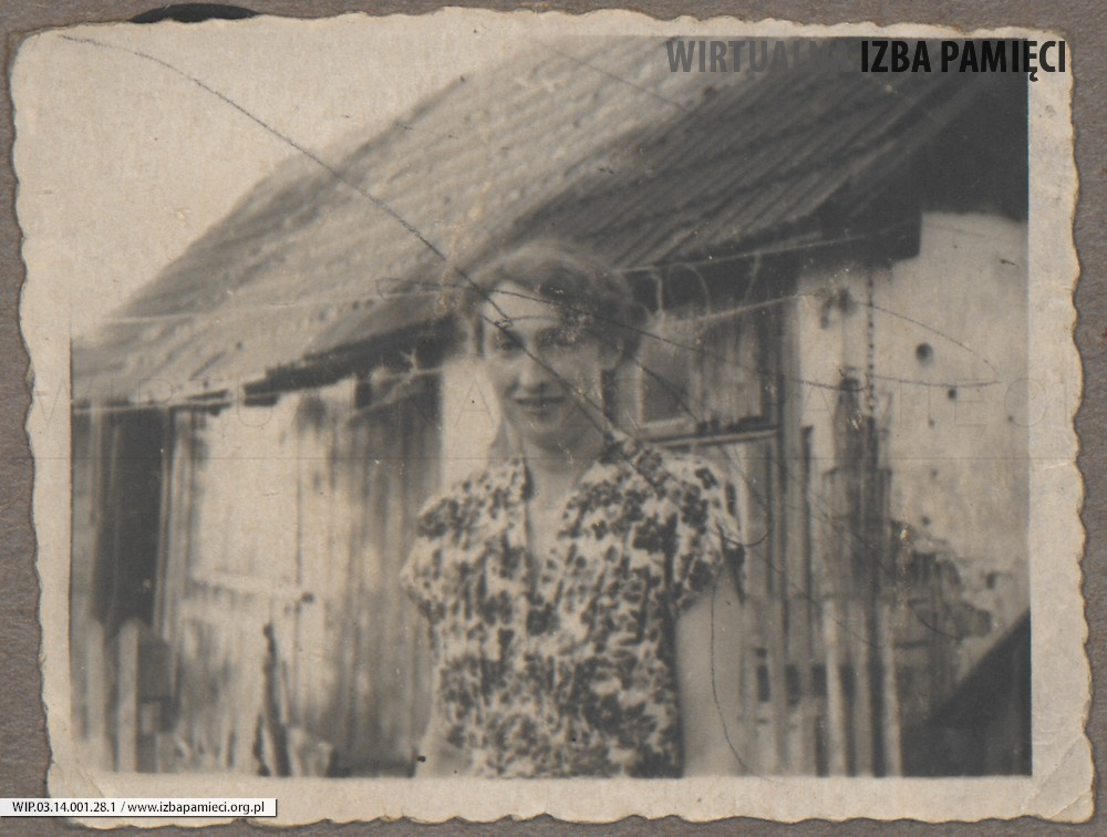 1949. Lubaczów. Maria Gutowska przed domem.