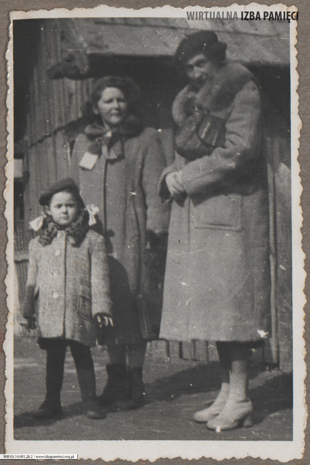 1955. Lubaczów. Barbara Gutowska (z lewej), Alicja Mastalerczyk (w środku) i Maria Gutowska.