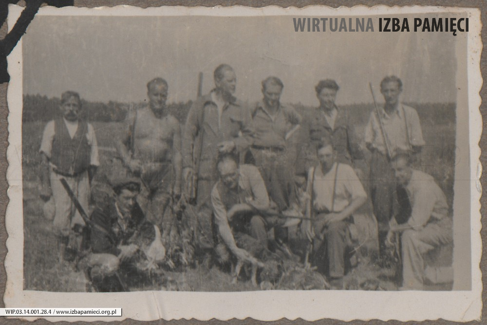 1950. Grupa leśników podczas praktyk studenckich. Pierwszy z lewej na dole Roman Gutowski.