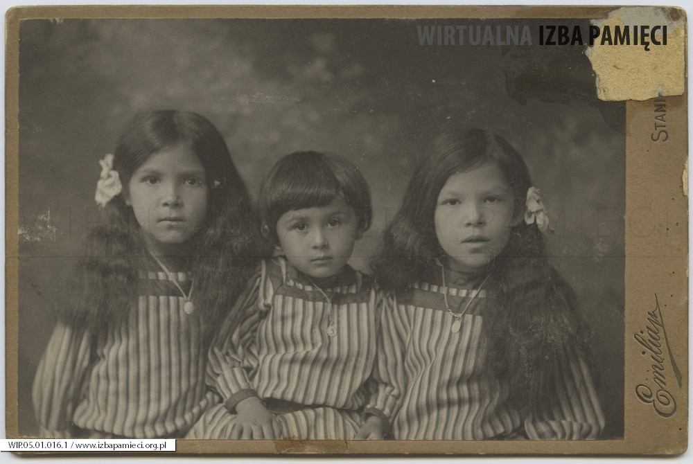II dekada XX w. Stanisławów. Portret trójki dzieci.