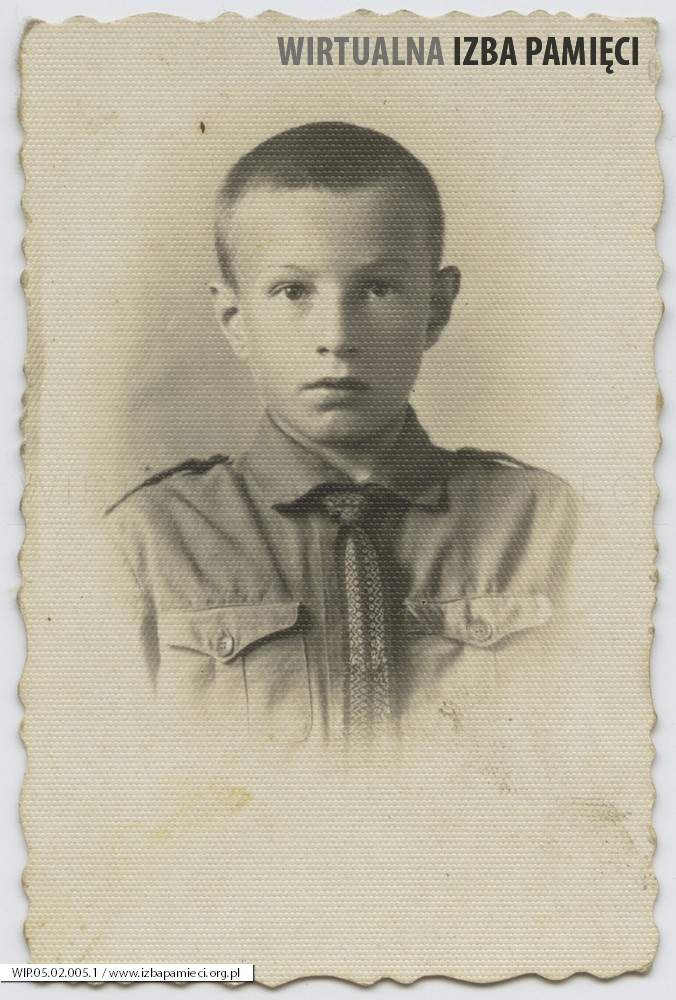 Lata 30. XX w. Portret chłopca w mundurze skautowskim.