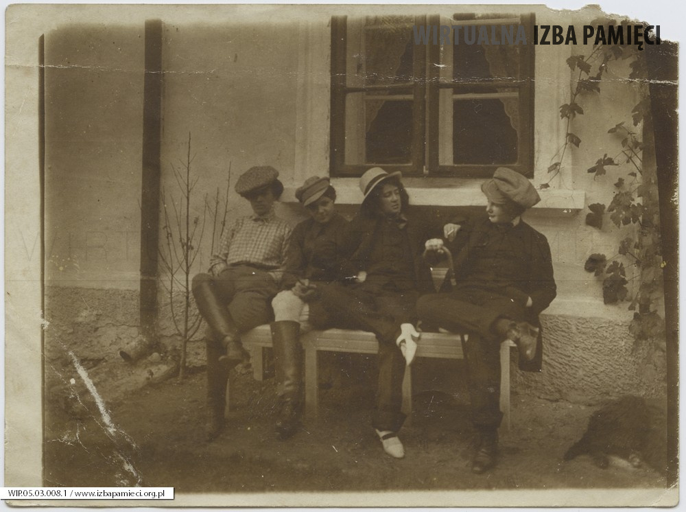 1915. Kołomyja. Grupa młodzieży w plenerowym przedstawieniu. 