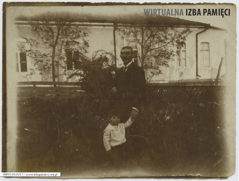 1920. Szalwiry. Jan Wartanowicz z synkiem Stasiem.