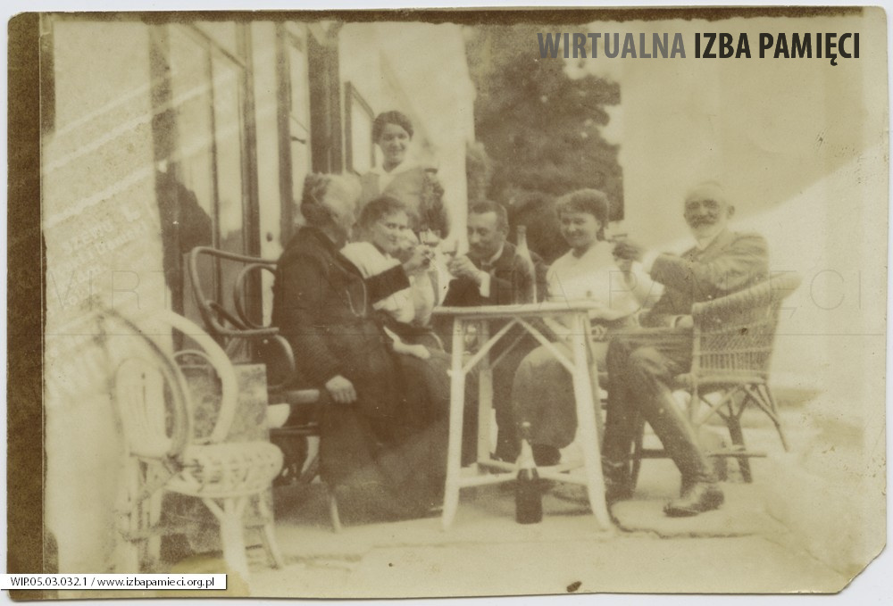 1915. Brzeżany. Rodzina Jorkasch-Koch na tarasie domu.