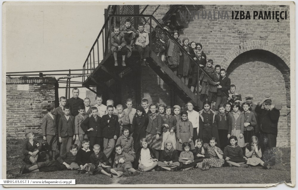 1937. Głęboka. Pamiątkowa fotografia z wycieczki szkolnej do rafinerii w Głęboce.