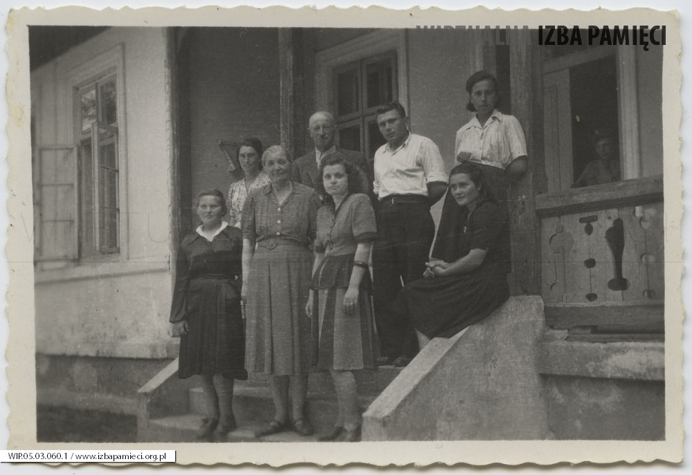 1960. Horyniec. Grupa osób stojąca na schodach budynku.