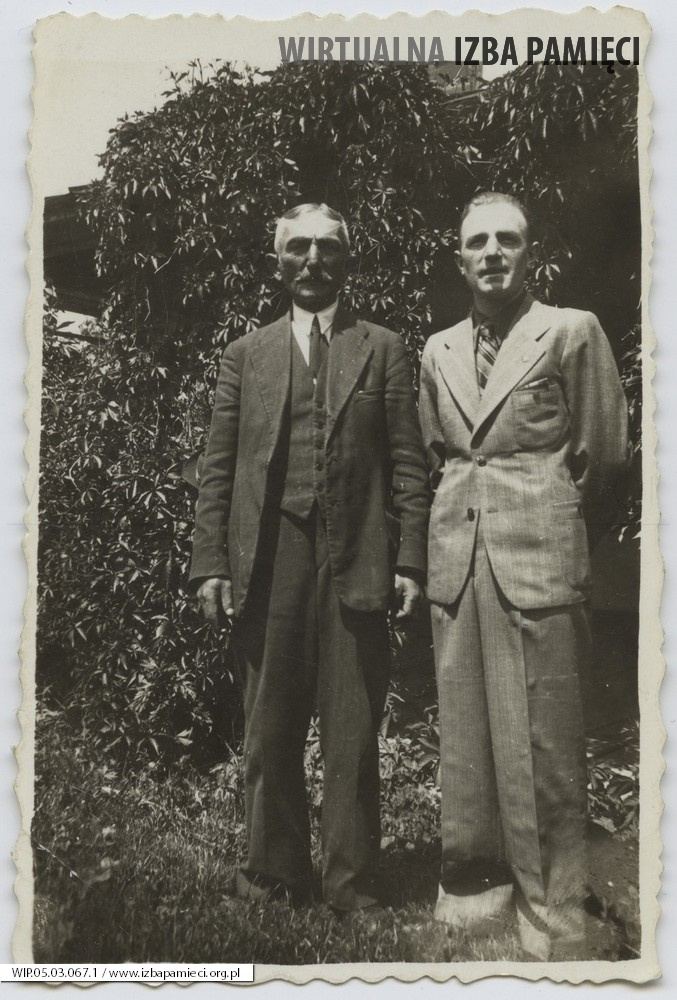 1935. Borki. Mężczyźni przed domem.