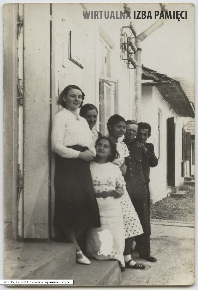 1939. Felszty. Grupa osób przed wejściem do budynku.
