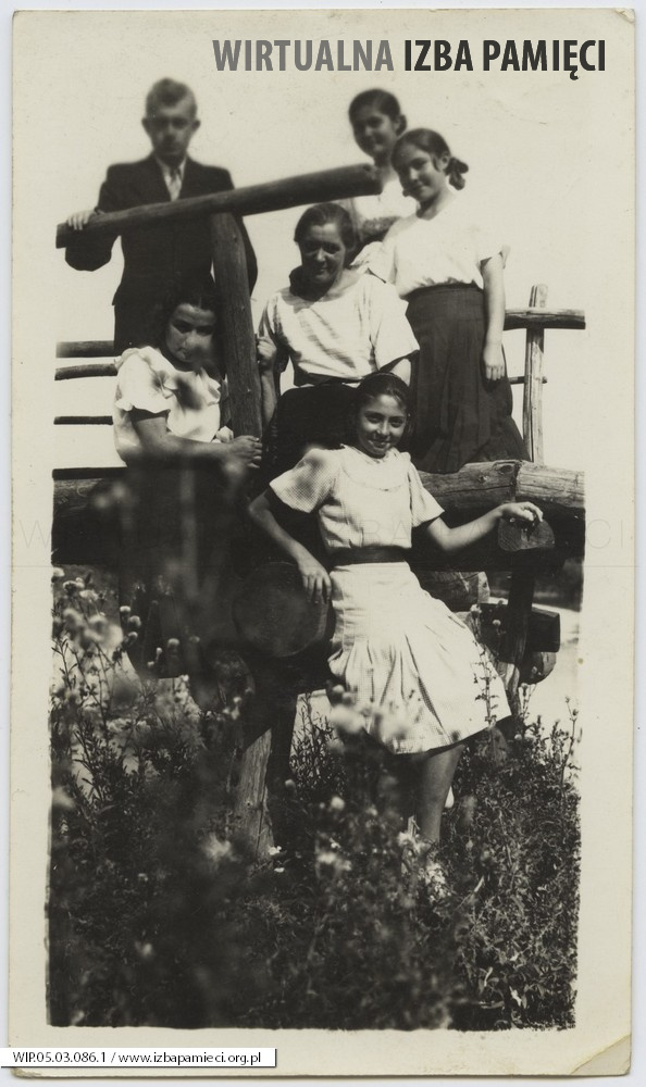 1939. Felszty. Grupa osób na drewnianym moście.