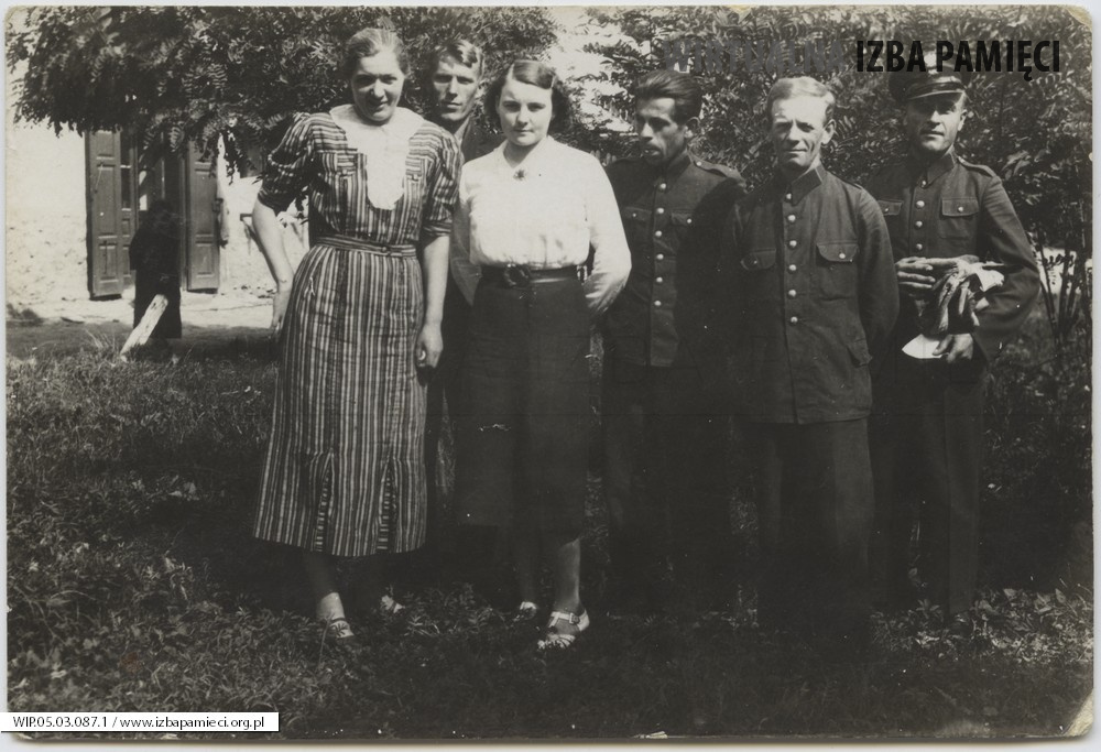 1939. Felsztyn. Maria Wartanowicz z pracownikami poczty w Felsztynie.