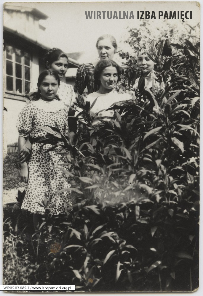 1939. Felsztyn. Grupa osób w ogrodzie.