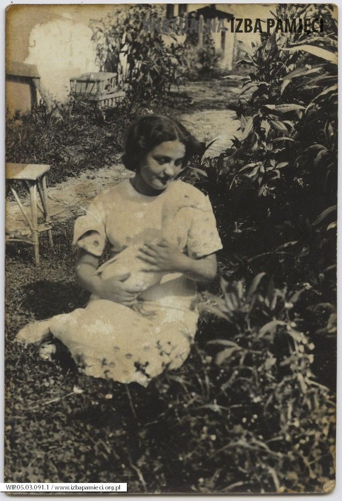 1939. Felsztyn. Kobieta trzymająca gęś.