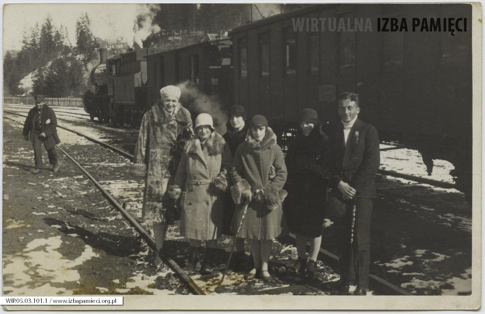 1930. Worochta. Grupa osób na stacji kolejowej w Worochcie.