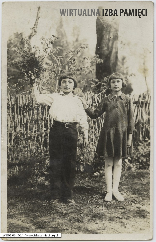 1935. Dwie dziewczynki w ogrodzie.