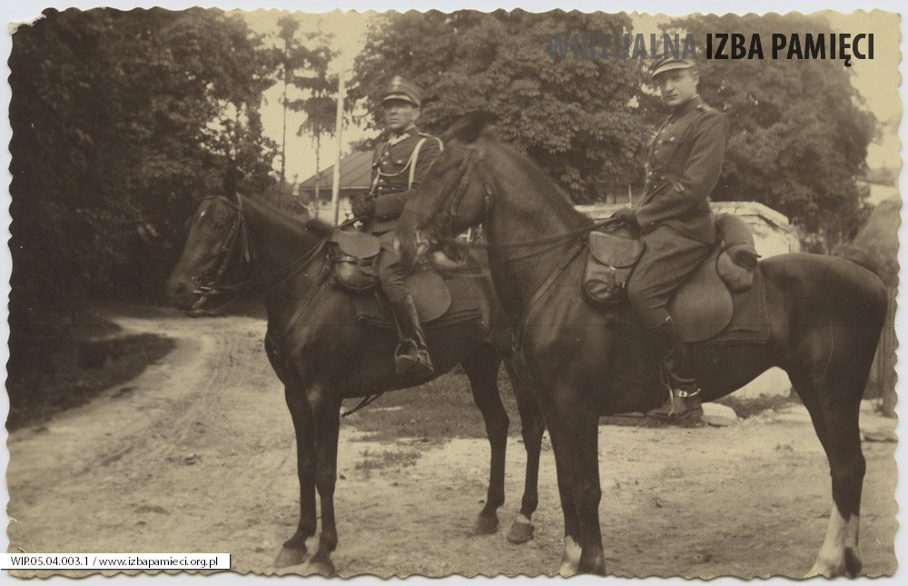 1937. Rohatyń. Żołnierze na koniach.