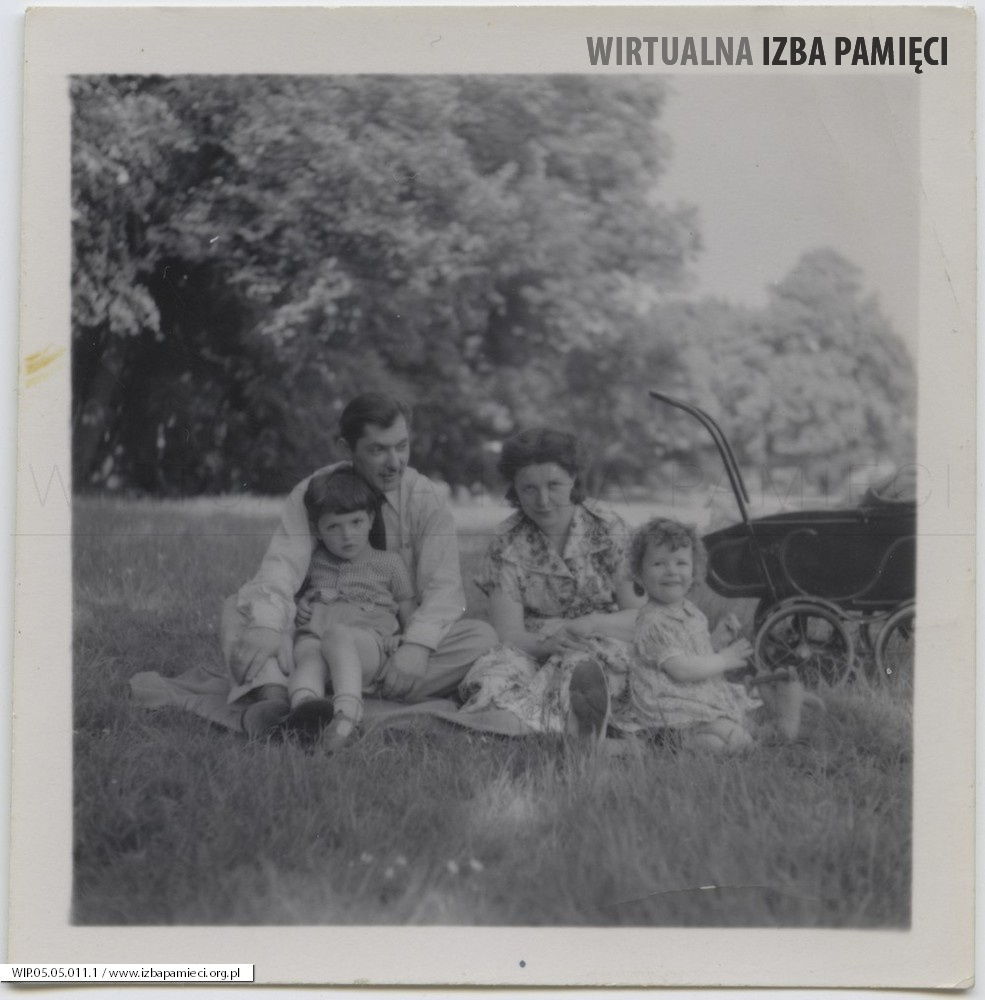 1952. Londyn. Stanisław Wartanowicz z synami Andrzejem i Maciejem.