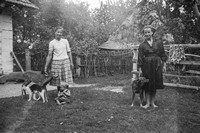 1964. Siostry Maria i Aniela Hubacz ze zwierzętami na tle gospodarstwa