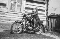 1971. Rodzeństwo Janina i Józef Purcha z Mołodycza na motocyklu