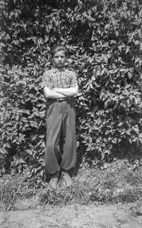 1962. Józef Adamiec z Mołodycza na tle zieleni