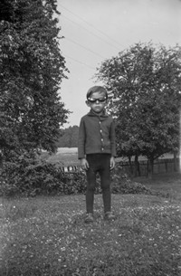 1971. Chłopiec w okularych