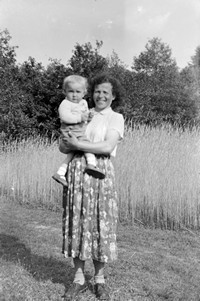 1959. Wiktoria Purcha z Mołodycza z synem Marianem