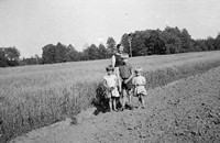 1972. Cecylia Hubacz z Mołodycza z dziećmi