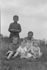 1968. Cecylia Hubacz z dziećmi