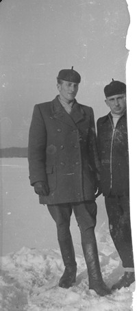 1956. Piotr Warcaba i Władysław Zagrobelny na tle śniegu