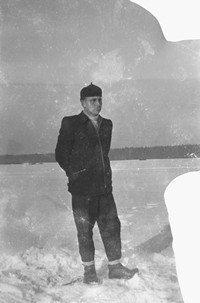 1956. Władysław Zagrobelny na tle ośnieżonego pola