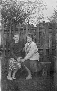 1965. Dwie koleżanki - Aniela Hubacz i Danuta Zagrobelna